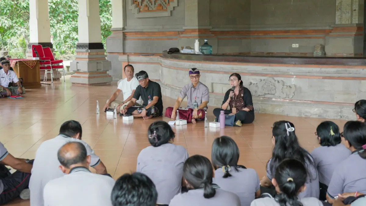 DLHK bersama Bagian Umum Setda Kabupaten Badung saat mengumpulkan seluruh petugas kebersihan atau Cleaning Service di Puspem Badung, Kamis (26/3). (Istimewa)