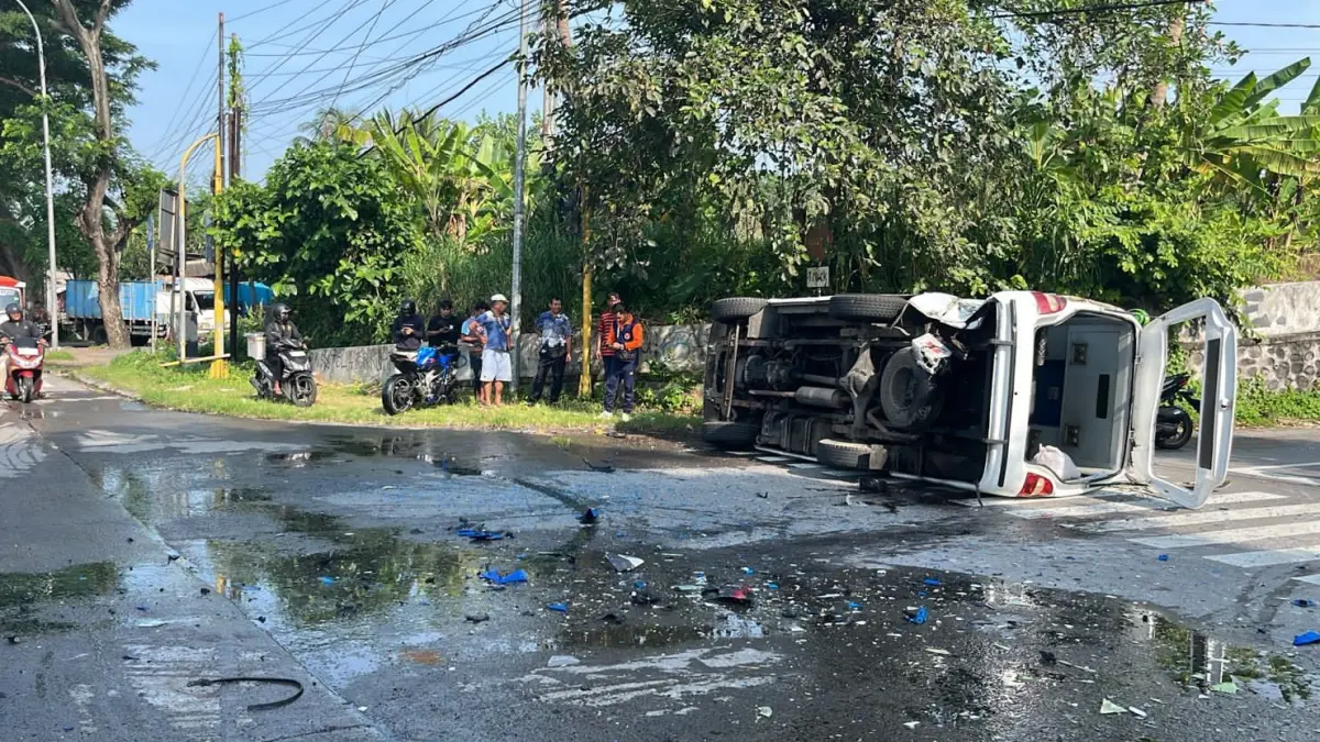 Mobil terguling usai terlibat kecelakaan di simpang empat Tegal Besar, Klungkung, Kamis (26/3/2026). (Ist)