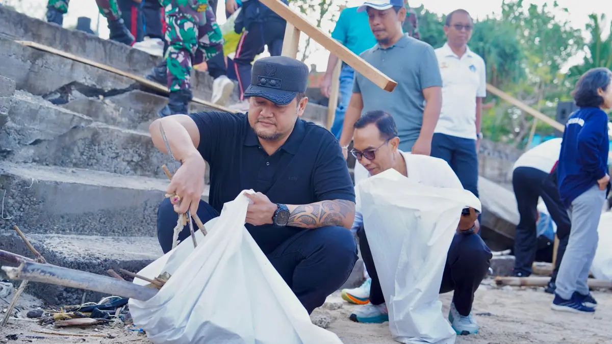 Wabup Bagus Alit Sucipta saat hadiri aksi bersih-bersih pantai di kawasan Pantai Kelan, Kuta, Badung, Jumat (27/3). (Istimewa)