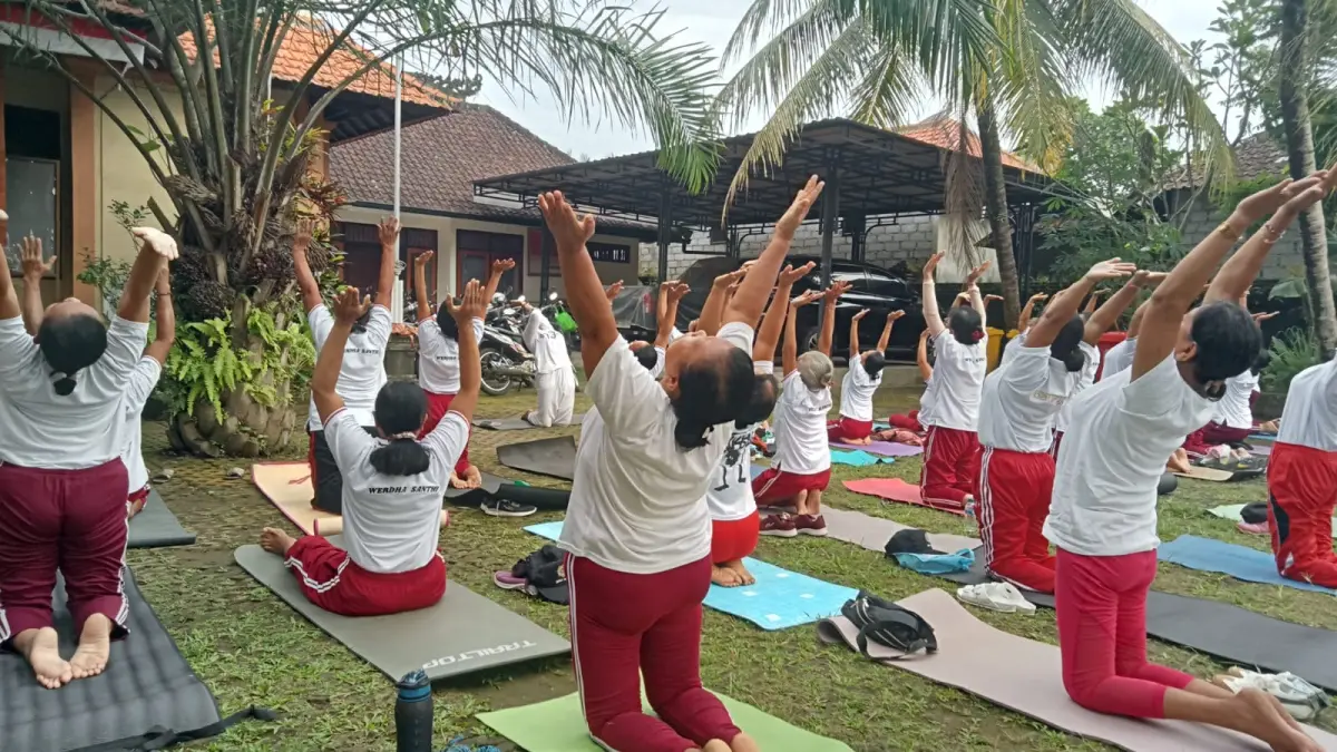 YOGA : Pelaksanaan yoga&nbsp; di halaman kantor Perbekel Desa Sayan,&nbsp; Ubud, Jumat (27/3).