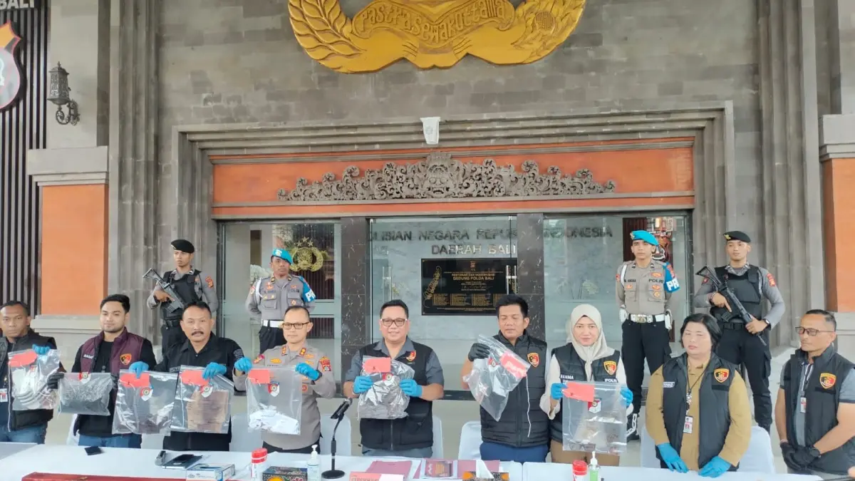 Polda Bali membeberkan identitas pelaku Pembunuhan, Sabtu (28/3). (Bali Express/Istimewa)