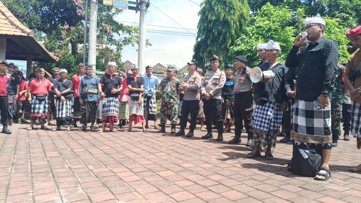 Ratusan krama Desa Sesandan mendatangi Gedung DPRD Tabanan untuk menyampaikan aspirasi terkait polemick tapal batas, Jumat (27/3/2026). (IGA Kusuma Yoni/Bali Express)
