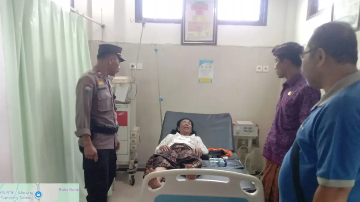 Salah satu korban sengatan lebah mendapat perawatan di Puskesmas Rendang, pada Kamis (26/3/2026).