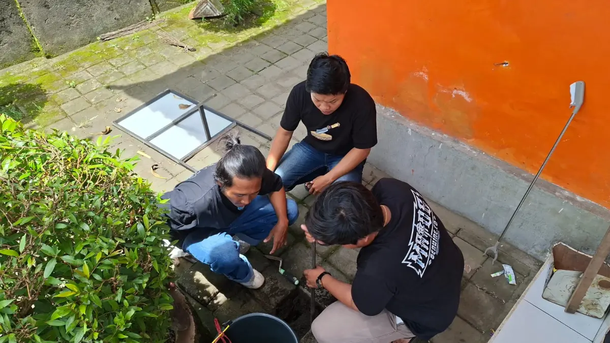 BIOPORI : Proses pembuatan lubang biopori oleh Mahasiswa Unmas Denpasar di SDN 1 Batuan Kaler.