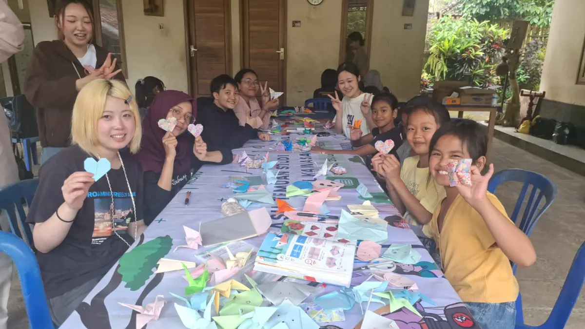 Mahasiswa Jepang dan Undiksha mengenalkan seni melipat kertas (origami) di Pondok Literasi Sabih, Desa Pedawa