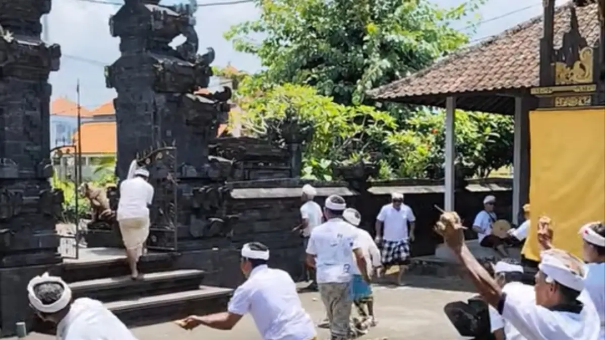 TRADISI : Pelaksanaan tradisi perang tipat di Pura Masceti, Desa Sayan, Kecamatan Ubud