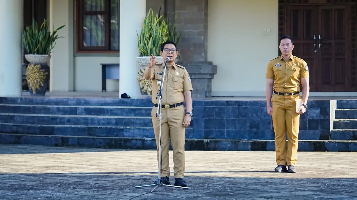 Bupati Adi Arnawa saat memberikan pengarahan kepada seluruh Pejabat dan Pegawai Pemkab Badung dalam penguatan komitmen bersama pelaksanaan Asper dan PSBS pada Apel Bersama di Lapangan Puspem Badung, Mangupraja Mandala, Senin (30/3). (PROKOMPIM SETDA BADUNG FOR BALI EXPRESS)
