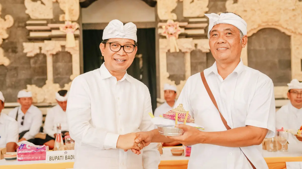 Bupati Adi Arnawa saat hadiri Karya Ngenteg Linggih Wraspati Kalpa, Tawur Madya dan Padudusan Alit di Banjar Adat Uma Kapal, Kelurahan Kapal, Mengwi, Minggu (29/3). (PROKOMPIM SETDA BADUNG FOR BALI EXPRESS)