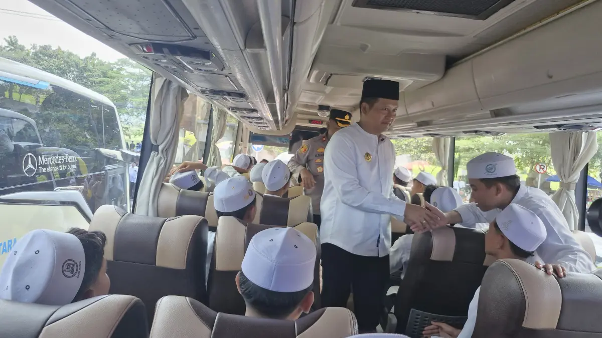 Bupati Jembrana I Made Kembang Hartawan, secara langsung melepas keberangkatan para santri, Senin (30/3/2026).