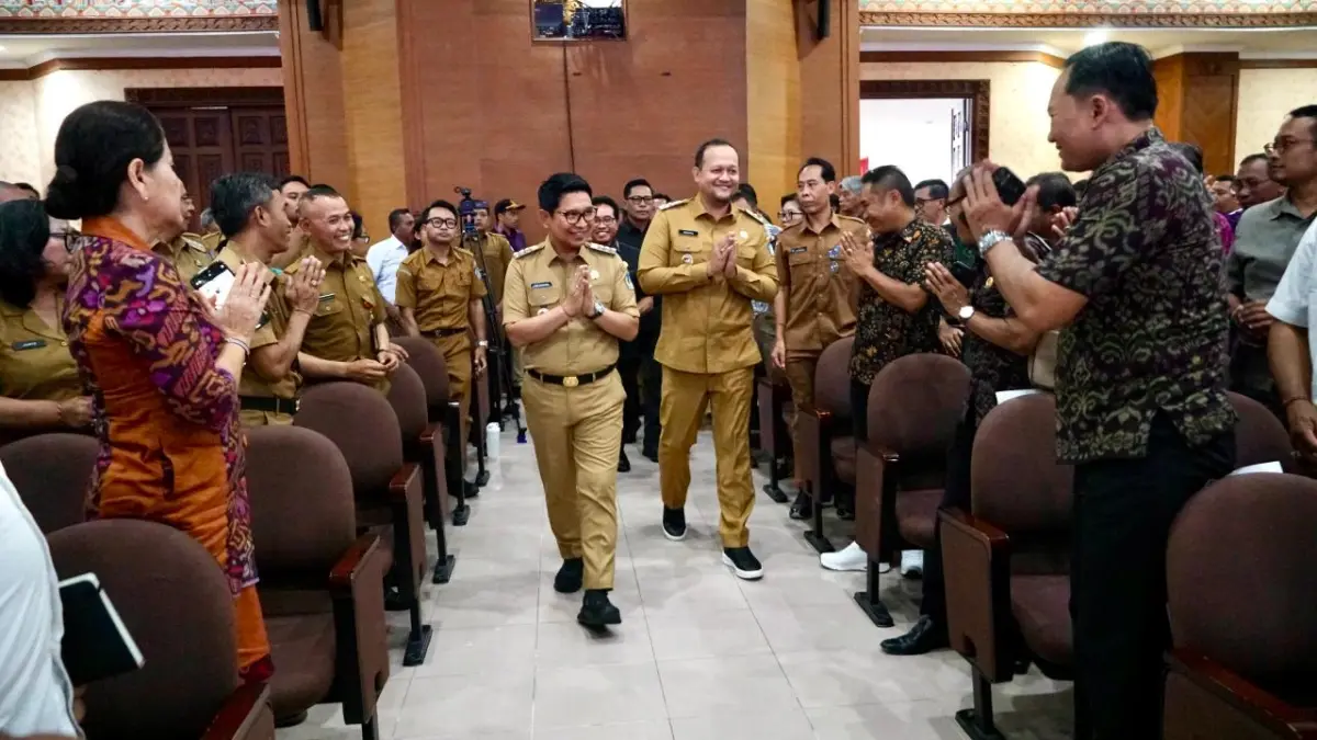 Bupati Wayan Adi Arnawa didampingi Wabup Bagus Alit Sucipta saat membuka Musrenbang RKPD Semesta Berencana Kabupaten Badung Tahun 2027 di Ruang Pertemuan Kertha Gosana, Puspem Badung, Senin (30/3). (PROKOMPIM SETDA BADUNG FOR BALI EXPRESS)