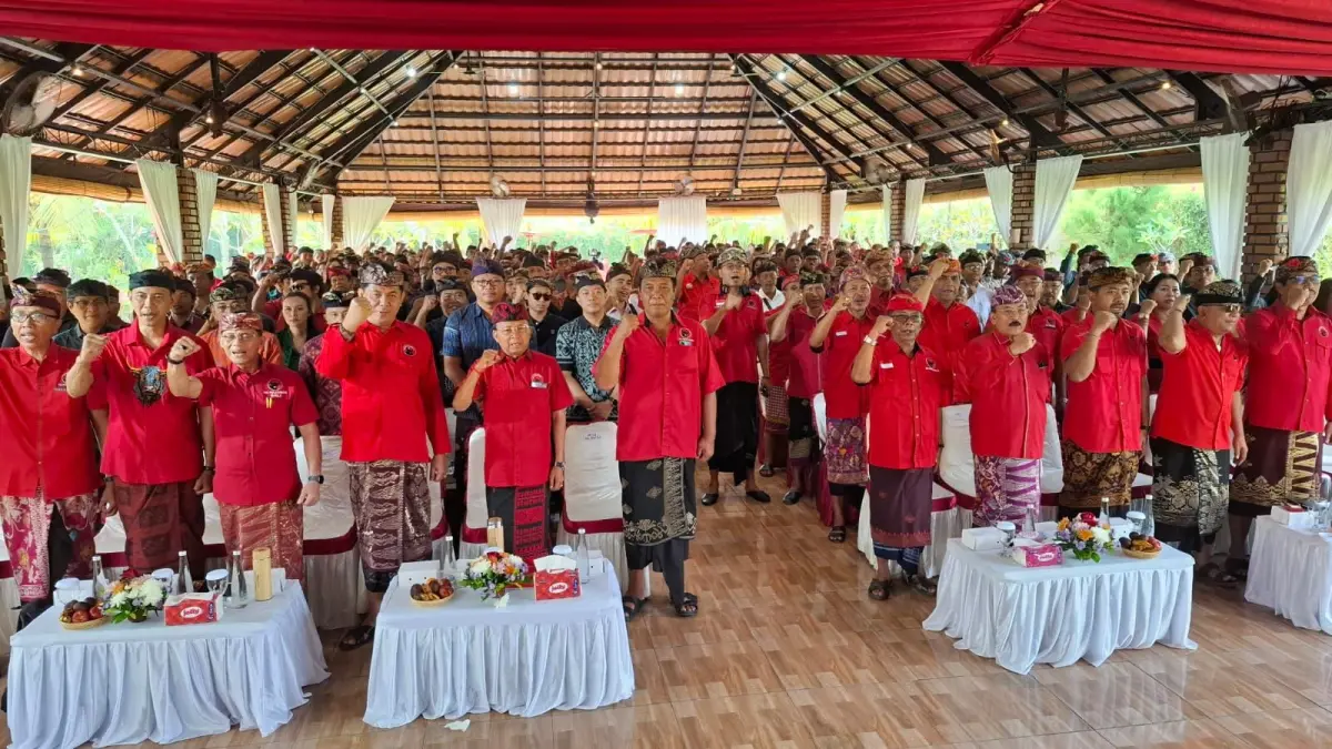 
Ketua DPD PDIP Bali I Wayan Koster saat mengukuhkan pengurus DPC, Ranting di Kabupaten Klungkung, Sabtu (28/3/2026).
