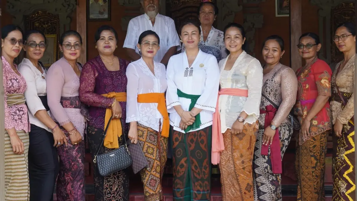 Ketua WHDI Kabupaten Badung, Ny Yunita Alit Sucipta saat melaksanakan kegiatan Tali Kasih kepada para Sulinggih se-Kabupaten Badung, Jumat (13/3).