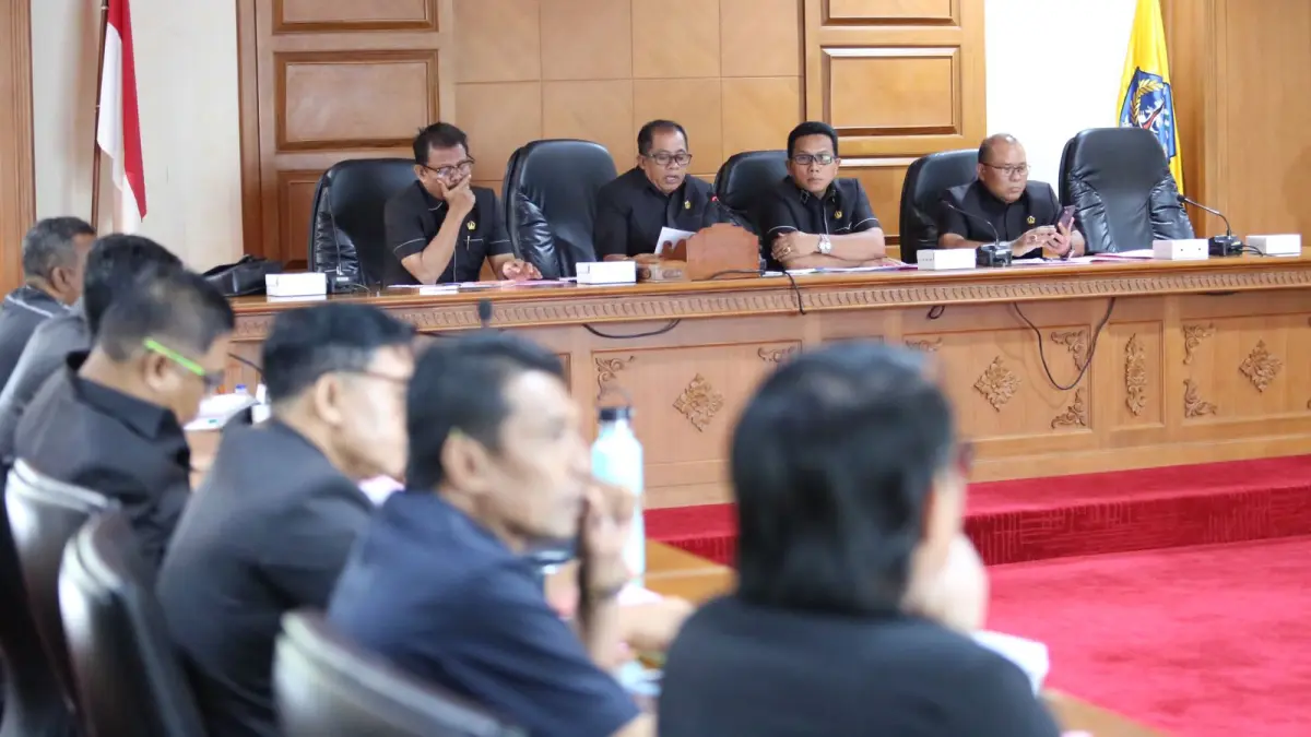 Komisi II DPRD Badung saat menggelar rapat kerja dengan DLHK Badung, camat, lurah, dan perbekel, Senin (30/2). (Humas DPRD Badung)
