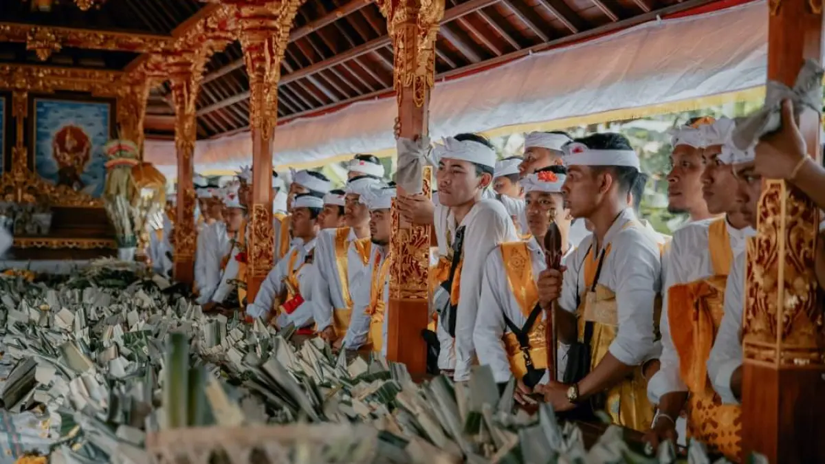 Para penari Teri Rejang Ayunan di desa Adat Pupuan, Tabanan saat Sasih Kapat 