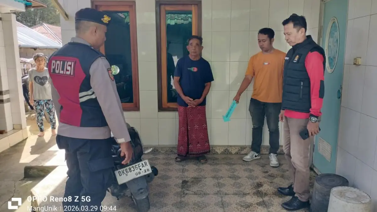 Polisi melakukan olah TKP awal atas hilangnya sepeda motor milik warga di Busungbiu.
