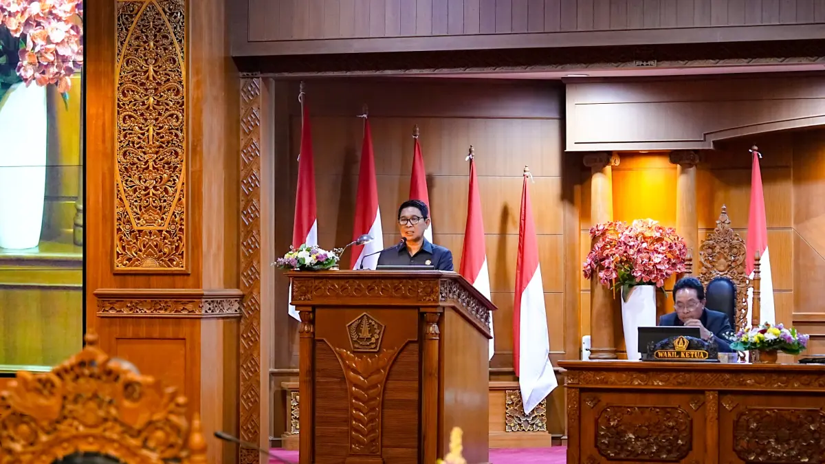 Bupati Adi Arnawa saat Rapat Paripurna DPRD Badung , di Ruang Sidang Utama Gosana, Sekretariat DPRD Badung, Selasa (31/3). (PROKOMPIM SETDA BADUNG FOR BALI EXPRESS)