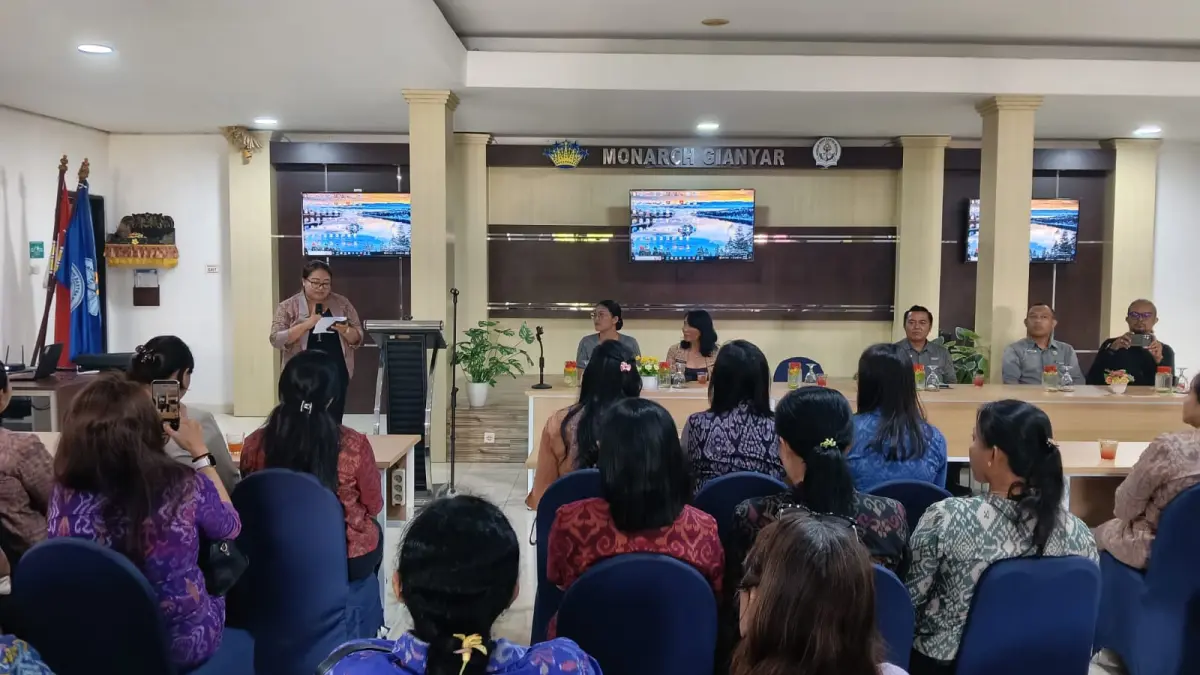 PELATIHAN : Pelatihan Keterampilan&nbsp;Table Manner di Lobby Kampus Monarch Gianyar. 