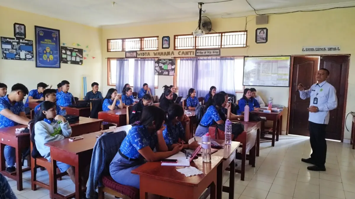 PEMBINAAN : Pembinaan generasi muda di SMAN 1 Payangan dari Penyuluh Agama Hindu Kemenag Gianyar.