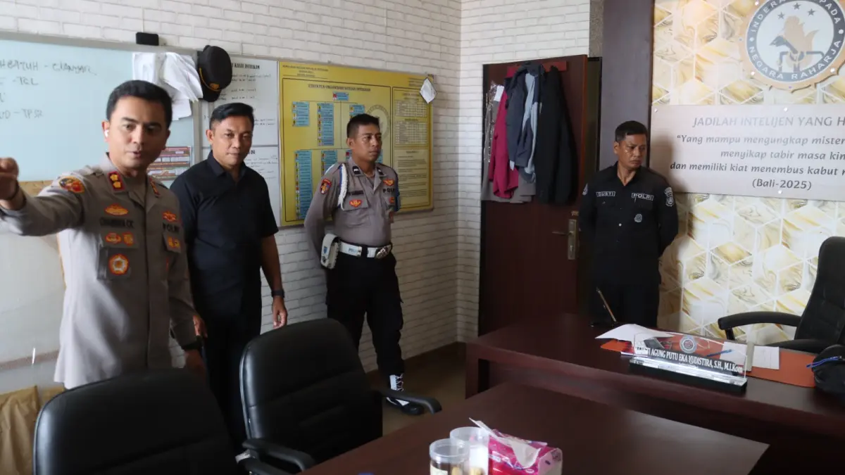 SIDAK : Kapolres Gianyar sidak ruang kerja di lingkungan Mapolres Gianyar, Selasa (31/3).
