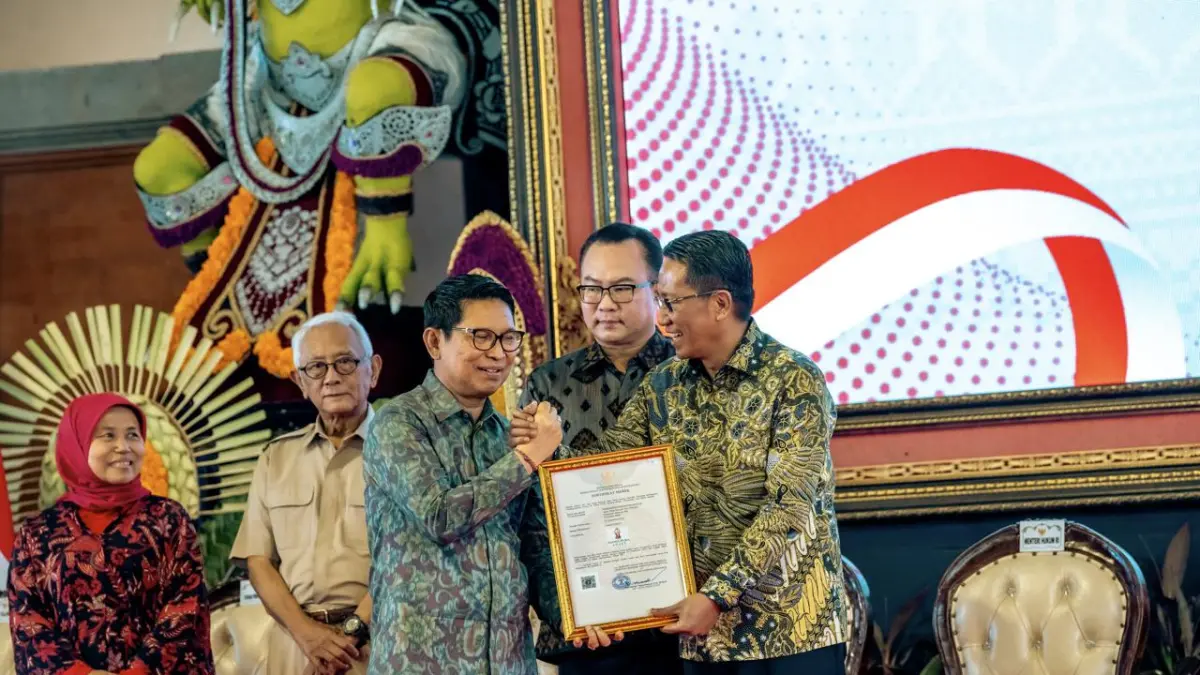 Bupati Adi Arnawa saat menghadiri dan menerima Sertifikat HKI di Kabupaten Klungkung, Rabu (1/4). (PROKOMPIM SETDA BADUNG FOR BALI EXPRESS)