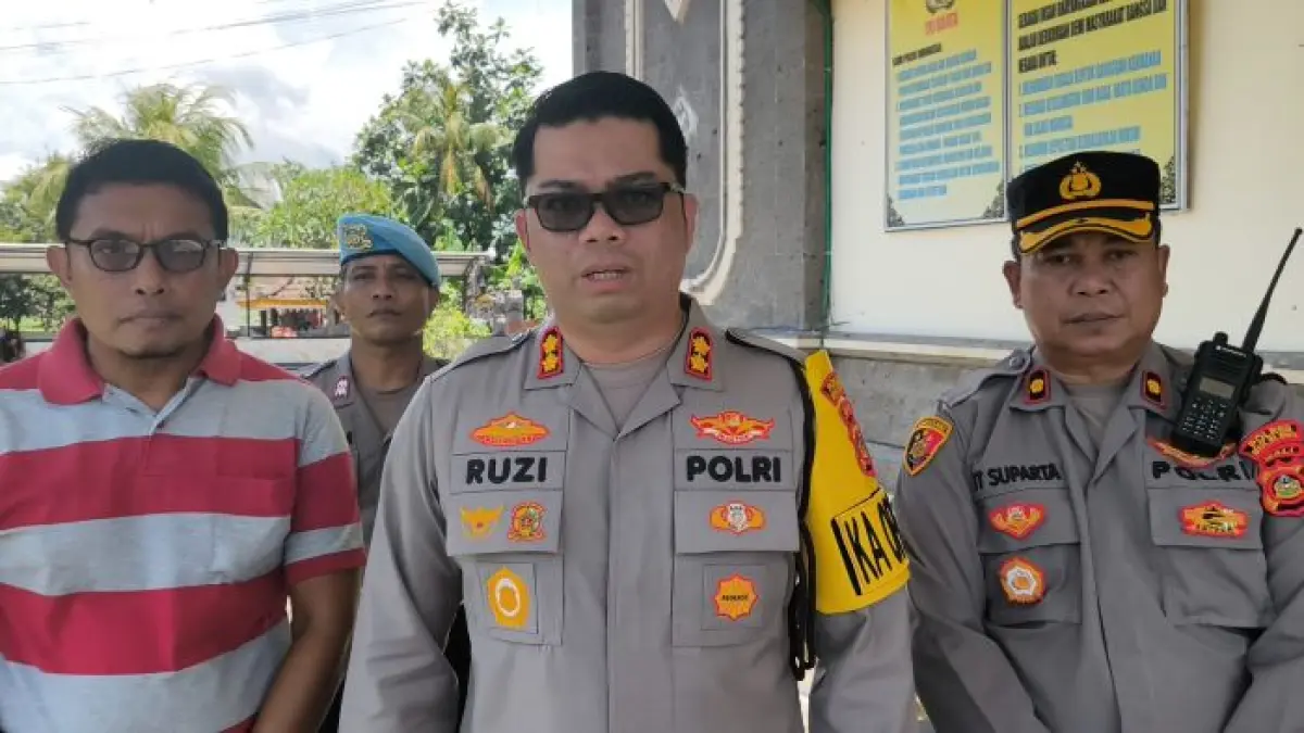 Kapolres Buleleng, AKBP Ruzi Gusman didampingi Kapolsek Seririt, Kompol Ketut Suparta (kanan)