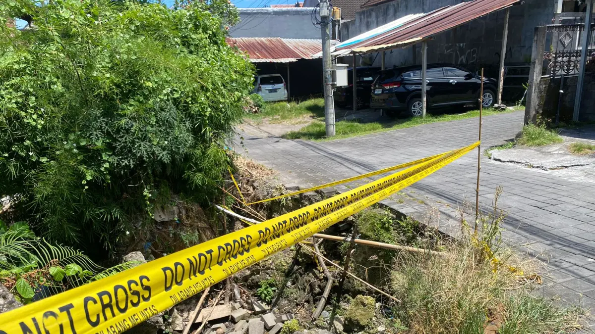 ondisi salah satu ruas jalan di Perumahan Boundary Garden, Banjar Dama, Desa Tibubeneng, Kuta Utara yang telah rusak, Rabu (1/3) (Resa Kertawedangga)