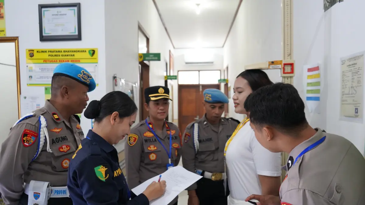 PEMERIKSAAN : Pemeriksaan administrasi (Rikmin) awal Penerimaan Polri Tahun Anggaran 2026.