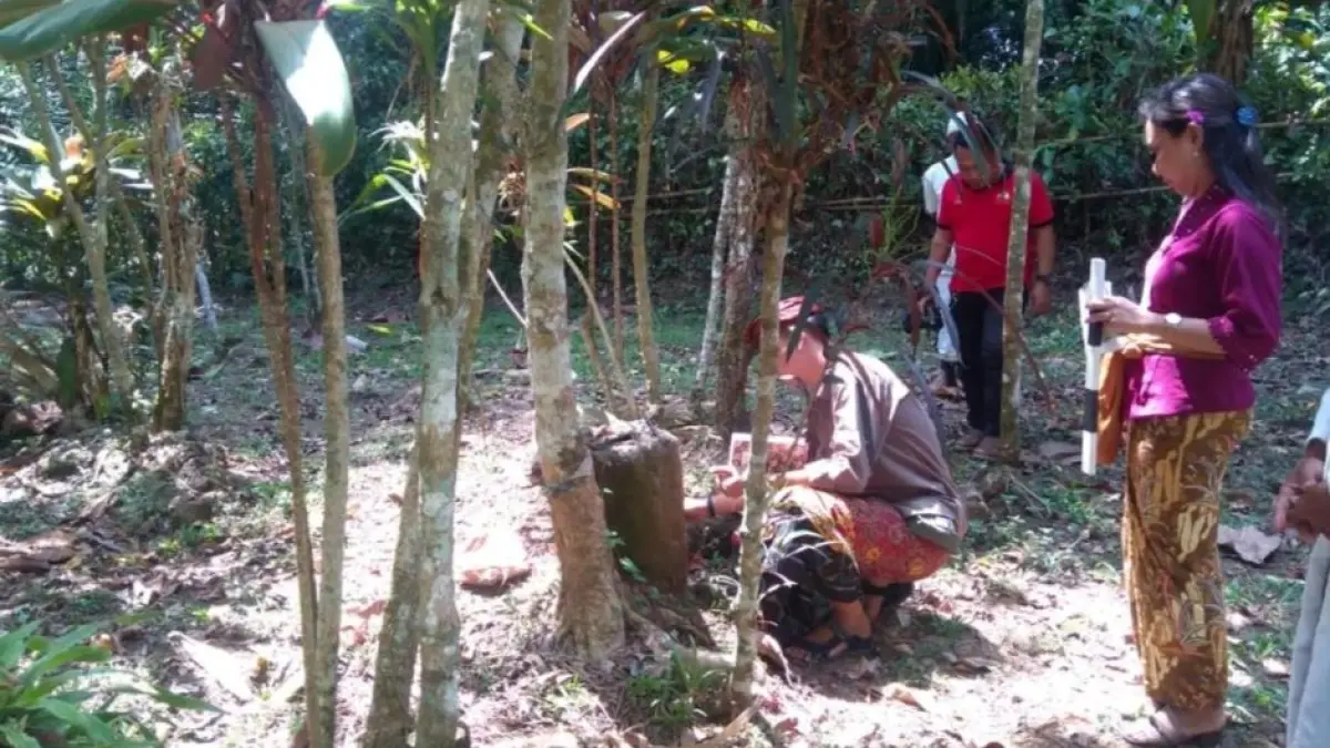 Proses identifikasi Pura Puseh Desa Adat Margatelu di Desa Angkah sebelum ditetapkan sebagai cagar budaya. (Ist)