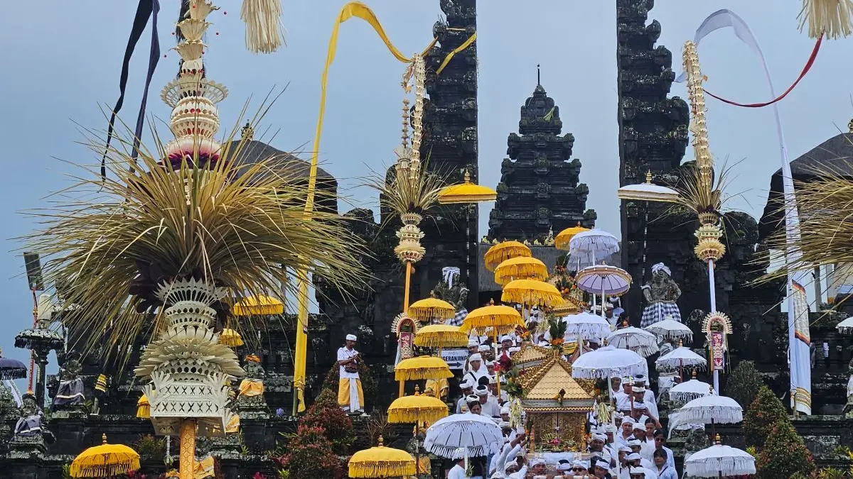Prosesi melasti dilaksanakan serangkaian Karya Ida Bhatara Turun Kabeh di Pura Agung Besakih, Rendang, Karangasem, pada Selasa (31/3/2026). (Adi Prabawa/Bali Express)