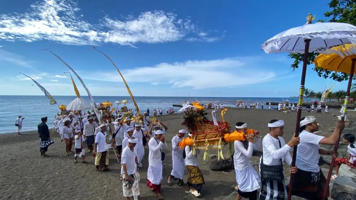 Melasti Desa Adat Buleleng pada Kamis (2/4) bertepatan dengan Purnama Kedasa 