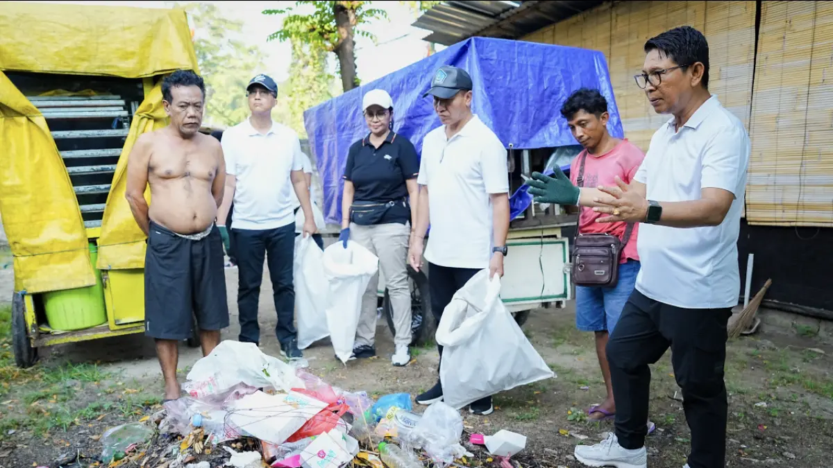Bupati Adi Arnawa saat memimpin langsung aksi bersih lingkungan di kawasan Central Parkir Kuta, Jumat (3/4).&nbsp;(PROKOMPIM SETDA BADUNG FOR BALI EXPRESS)