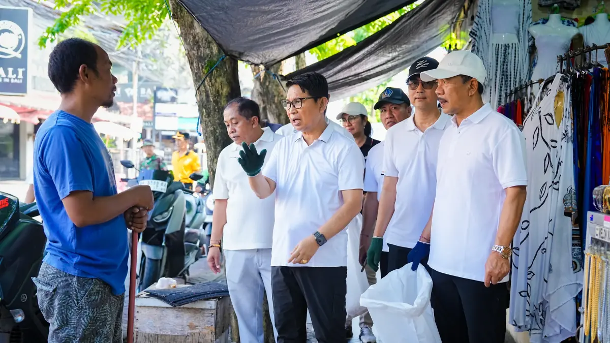 Bupati Badung, I Wayan Adi Arnawa saat memberikan sosialisasi pengolahan sampah kepada warga Kuta, Jumat (3/4). (Istimewa)