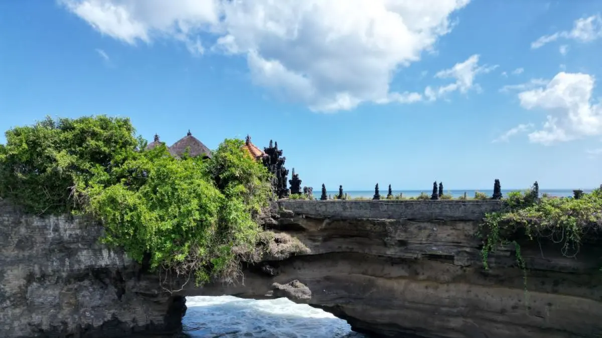 DTW Tanah lot masih menjadi lokasi kunjungan favorit wisatawan asing, meskipun konflik di Timur Tengah masih memanas.