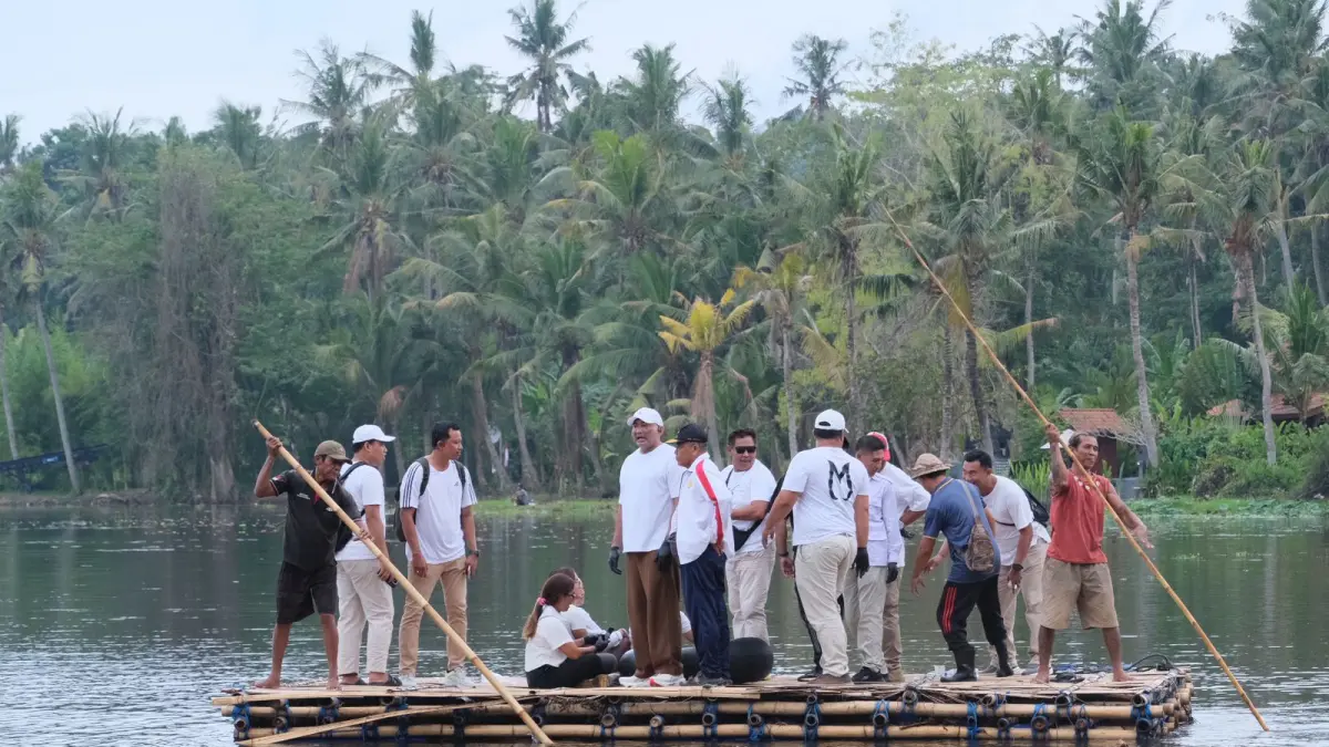 Jajaran Partai Gerindra melakukan kegiatan bersih-bersih di Danau Yeh Malet, Desa Antiga Kelod, Kecamatan Manggis, Karangasem, Jumat (3/4/2026) sore.