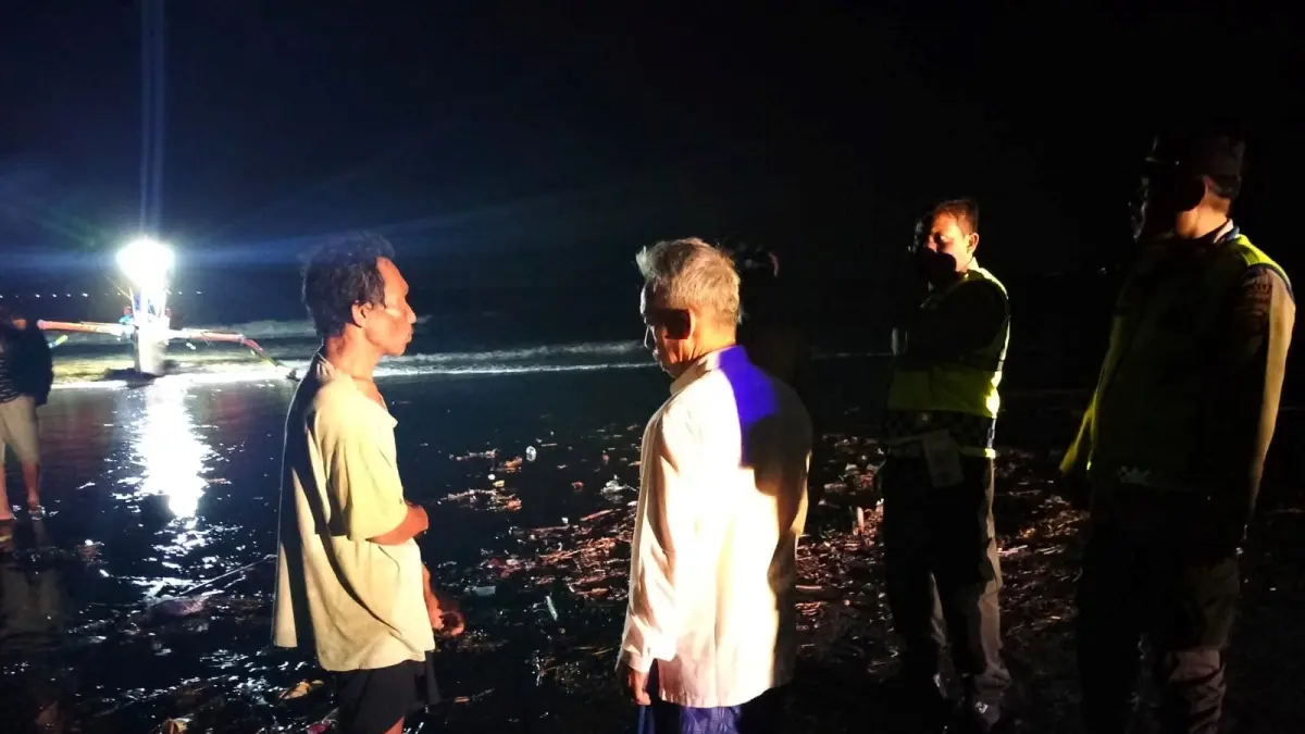 Nelayan asal Desa Air Kuning, Suharman saat berhasil diselamatkan di tepi Pantai Pangkung Jukung, Pekutatan, Jembrana, Rabu (1/4/2026). (Ist)