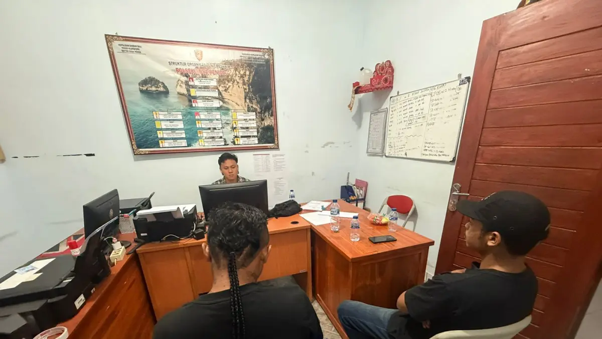 Personel Polsek Nusa Penida melakukan pengumpulan data terkait viralnya video mengonsumsi daging anjing. (Ist)