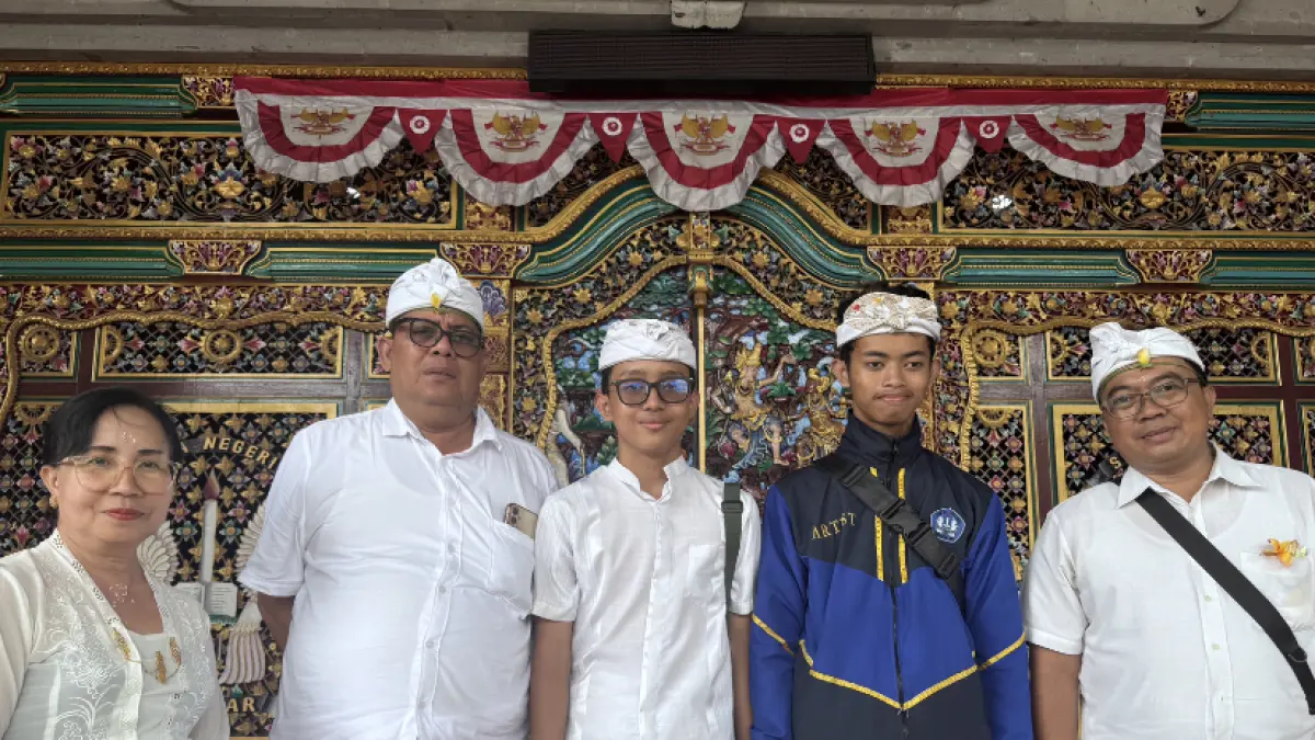 PRESTASI: Kepala SMAN 4 Denpasar beserta guru dan siswa berprestasi