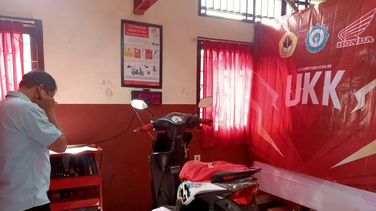 Astra Motor Bali mendukung pendidikan vokasi melalui partisipasi aktif dalam kegiatan Uji Kompetensi Keahlian (UKK) di SMK Negeri 1 Gerokgak. (Ist)