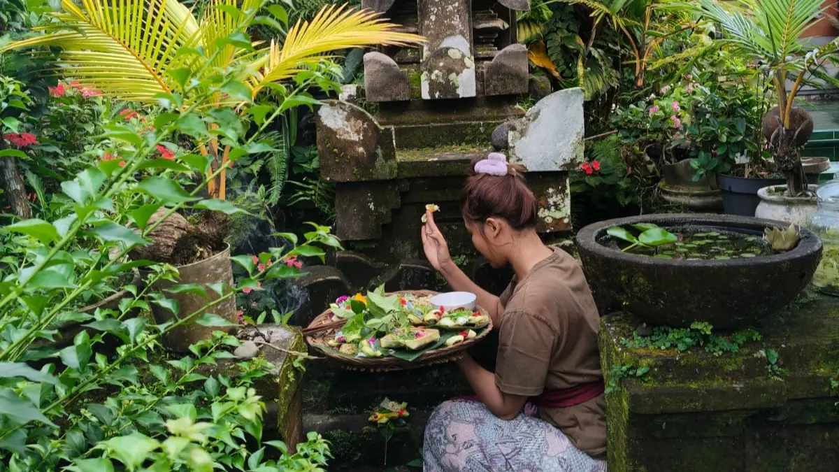 BANTEN : Prosesi menghaturkan banten banyupinaruh.