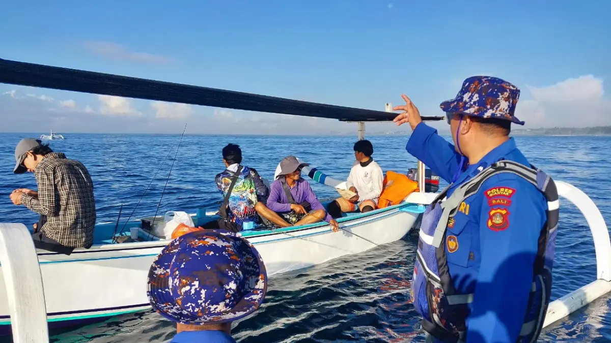 PENCARIAN : Proses pencarian pemuda terseret arus di Pantai Purnama.