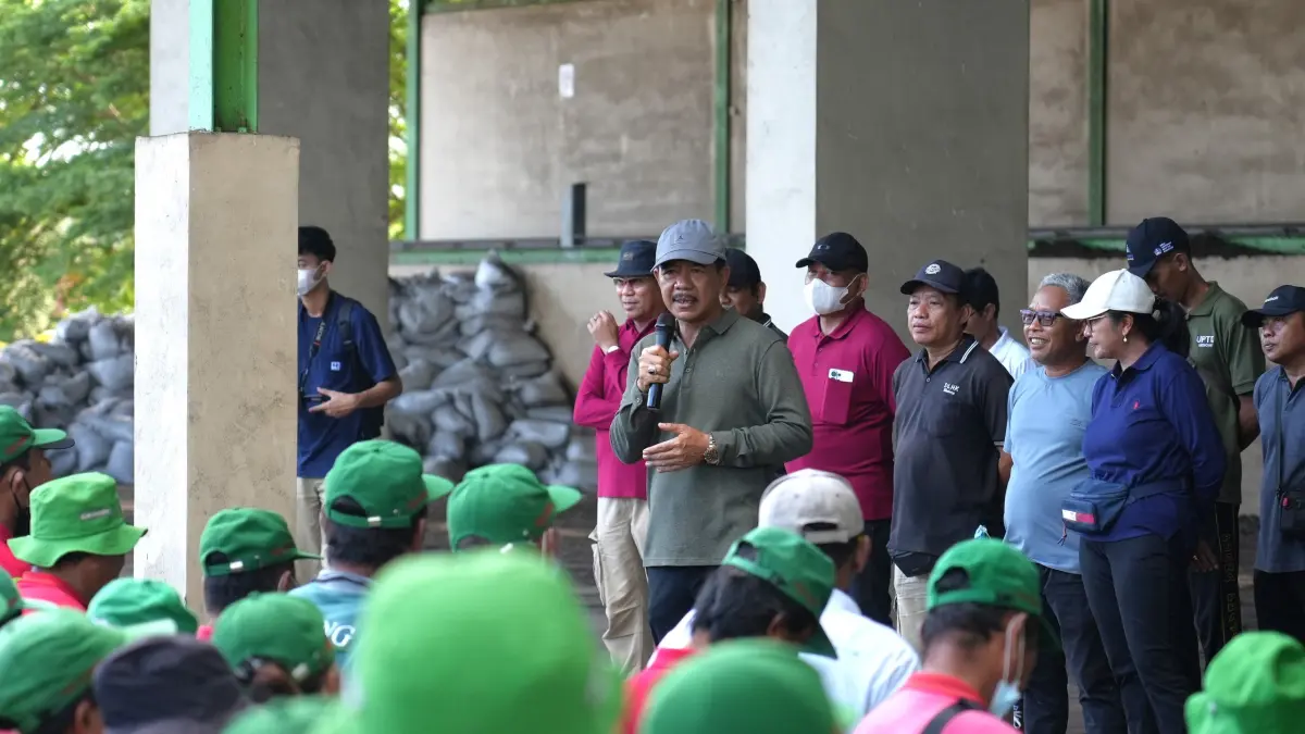 Plt Kepala DLHK Badung, I Made Agus Aryawan saat memeberikan pengarahan Petugas Kebersihan di TPST Mengwitani, Minggu (5/4). (Istimewa)