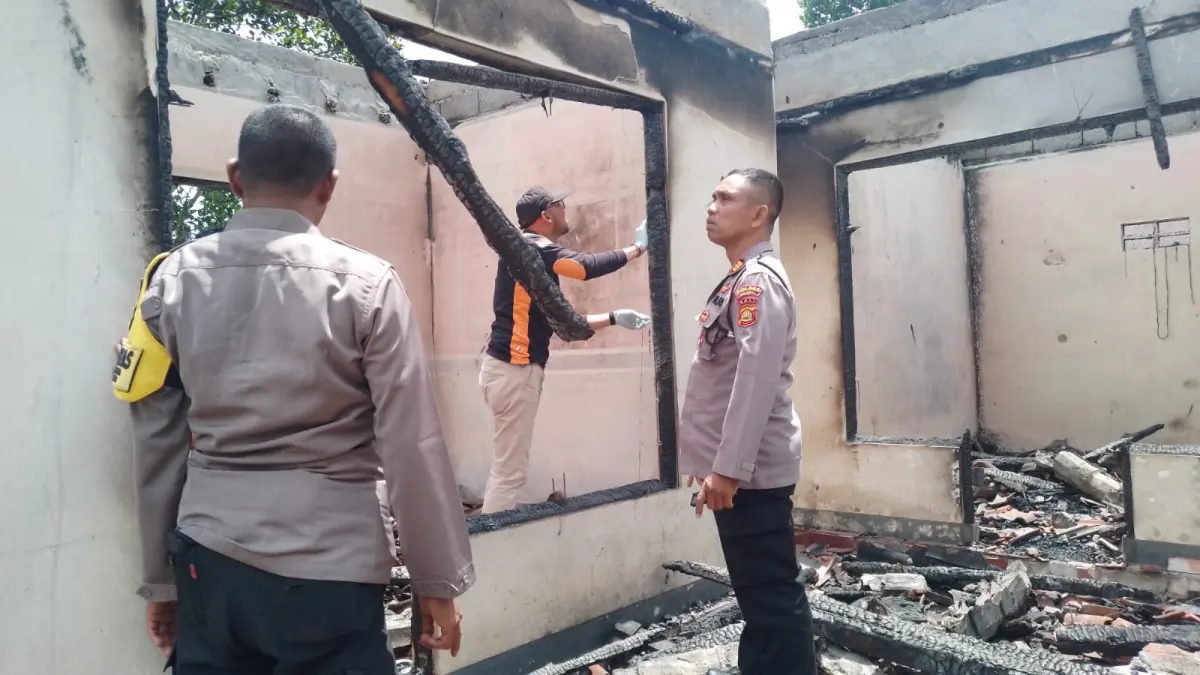 Polisi mendatangi kebakaran rumah di Banjar Belok Antugan, Desa Jehem, Kecamatan Tembuku, Kabupaten Bangli, Sabtu (4/4/2026). (Ist)