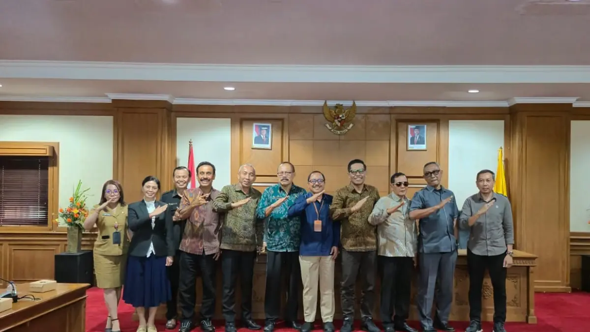Komisi III DPRD Badung usai menggelar rapat kerja dengan PDAM Badung, Senin (6/4). (Humas DPRD Badung)
