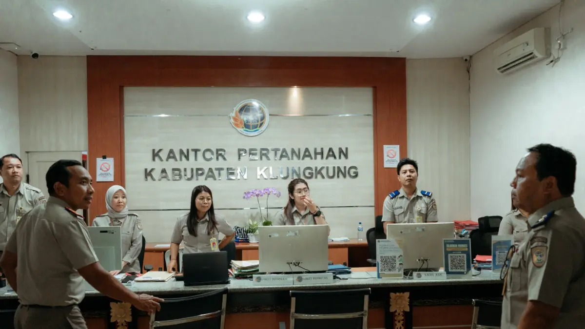 Kepala Kantor Dan Pejabat Pengawas Kantor Pertanahan Kabupaten Klungkung Memberikan Briefing Kepada Petugas Loket Dan Pengelola Strakom 