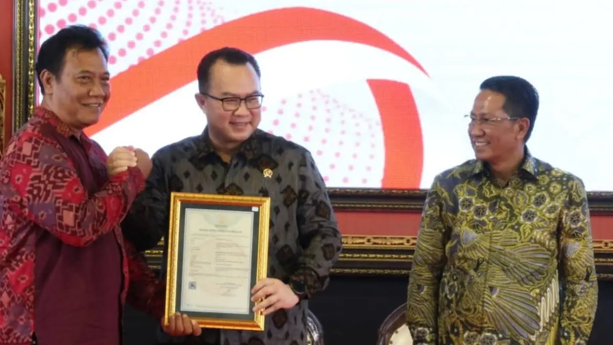 Ketua DPRD Klungkung Anak Agung Gde Anom (kanan) saat menerima Sertifikat HKI beberapa waktu lalu. (Ist)

&nbsp;