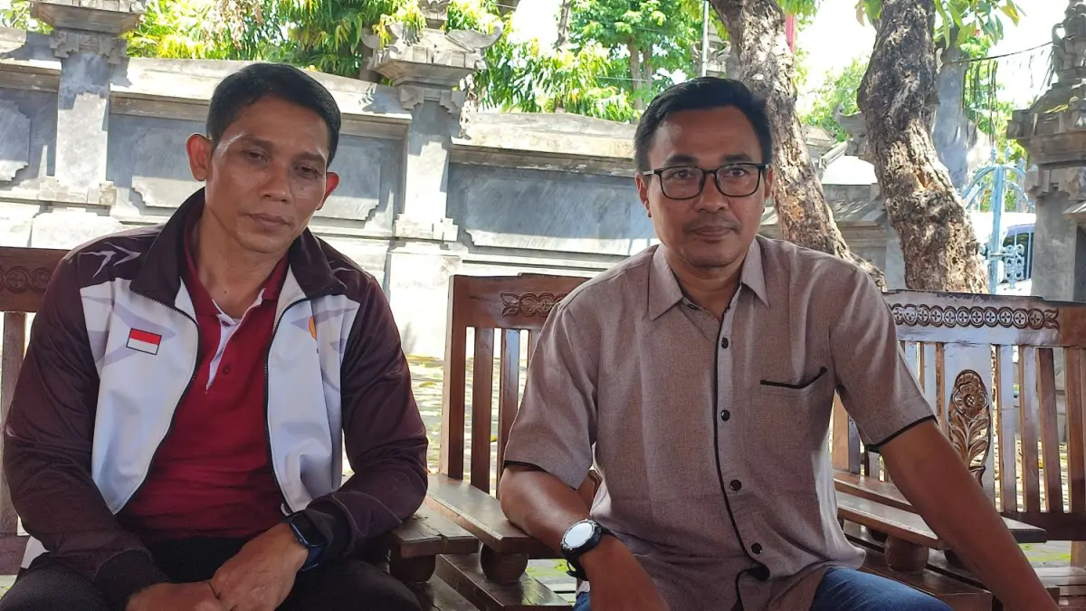 Ketua KONI Buleleng, Putu Nova A. Putra (kanan) didampingi Sekretaris Umum Pabersi Buleleng, Ketut Widi Sandiad. (Dian Suryantini/Bali Express)