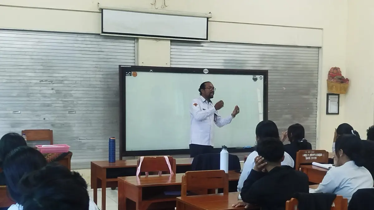 PEMBINAAN : Bimbingan dan penyuluhan pranikah bagi remaja usia sekolah di SMK Pariwisata Kertayasa, Ubud.