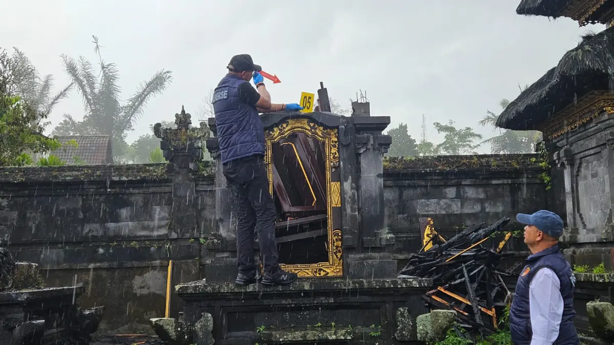 Pihak kepolisian melakukan olah TKP kebakaran di Pura Balai Agung, Desa Adat Abangsongan, Kecamatan Kintamani, Kabupaten Bangli, Selasa (7/4/2026) siang. (ist)