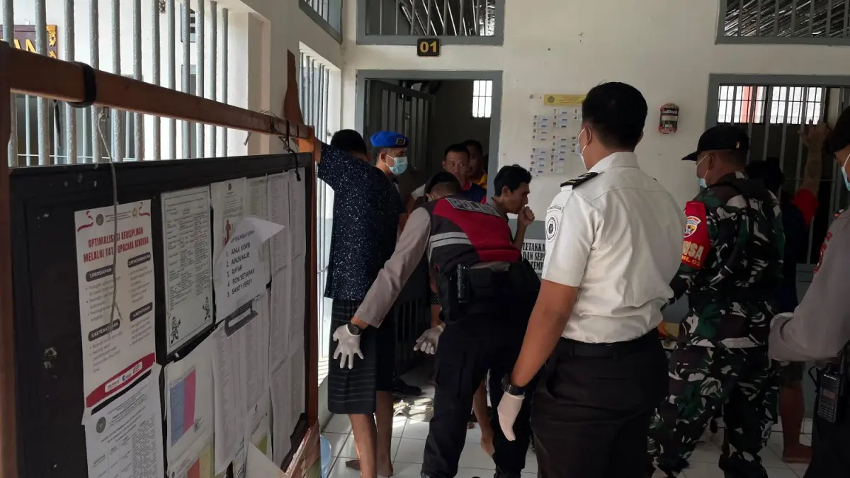 Tim Gabungan melakukan penggeledahan blok hunian di Rutan Kelas II B Negara, Senin (6/4/2026). (I Gde Riantory W / Bali Express)
