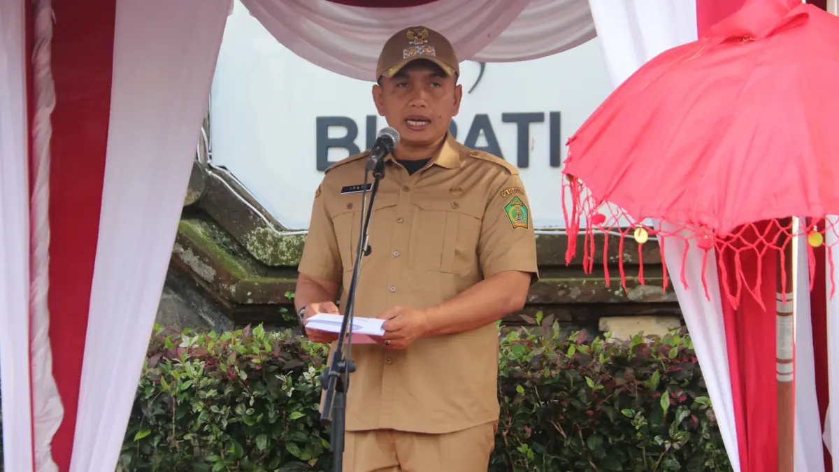 Wakil Bupati Jembrana I Gede Ngurah Patriana Krisna saat memimpin apel rutin di halaman Kantor Bupati Jembrana, Senin (6/4/2026). (Ist)